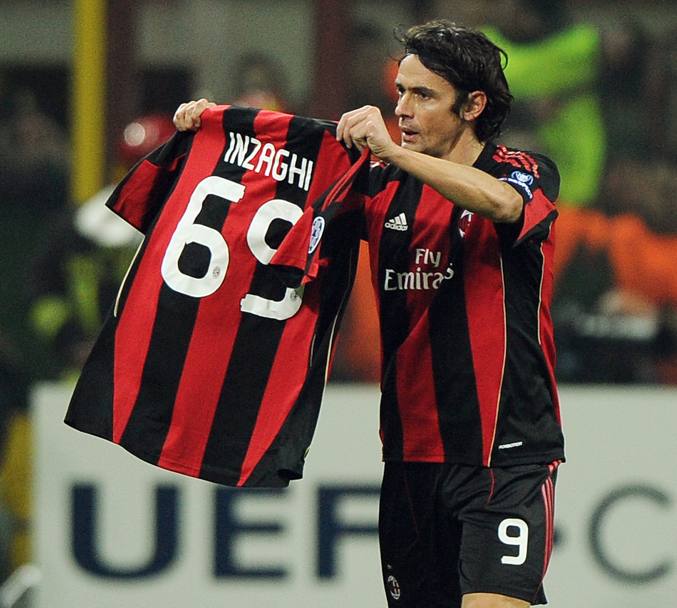 Inzaghi mostra la maglia col numero 69: sono i suoi gol in Europa, da record. Ansa